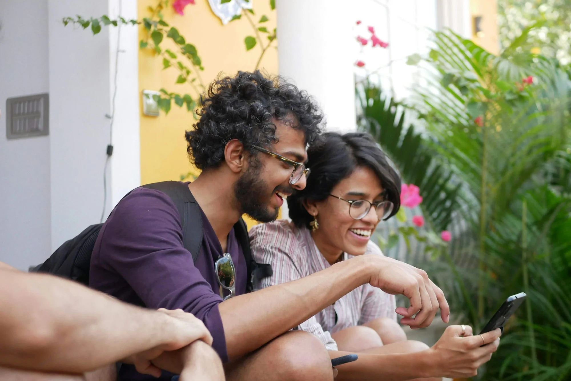 Deux jeunes qui rient en regardant un téléphone
